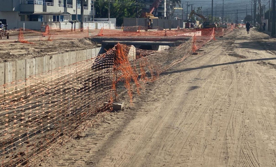 Com o avanço das obras da recuperação da Orla de Matinhos para pontos mais centrais da cidade, o Instituto Água e Terra (IAT) reforça o pedido para que moradores e turistas sigam atentos aos avisos de segurança, evitando acidentes.