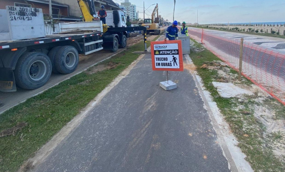 Com o avanço das obras da recuperação da Orla de Matinhos para pontos mais centrais da cidade, o Instituto Água e Terra (IAT) reforça o pedido para que moradores e turistas sigam atentos aos avisos de segurança, evitando acidentes.