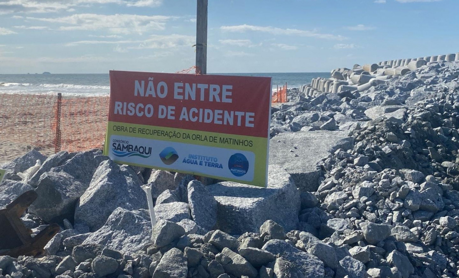Com o avanço das obras da recuperação da Orla de Matinhos para pontos mais centrais da cidade, o Instituto Água e Terra (IAT) reforça o pedido para que moradores e turistas sigam atentos aos avisos de segurança, evitando acidentes.