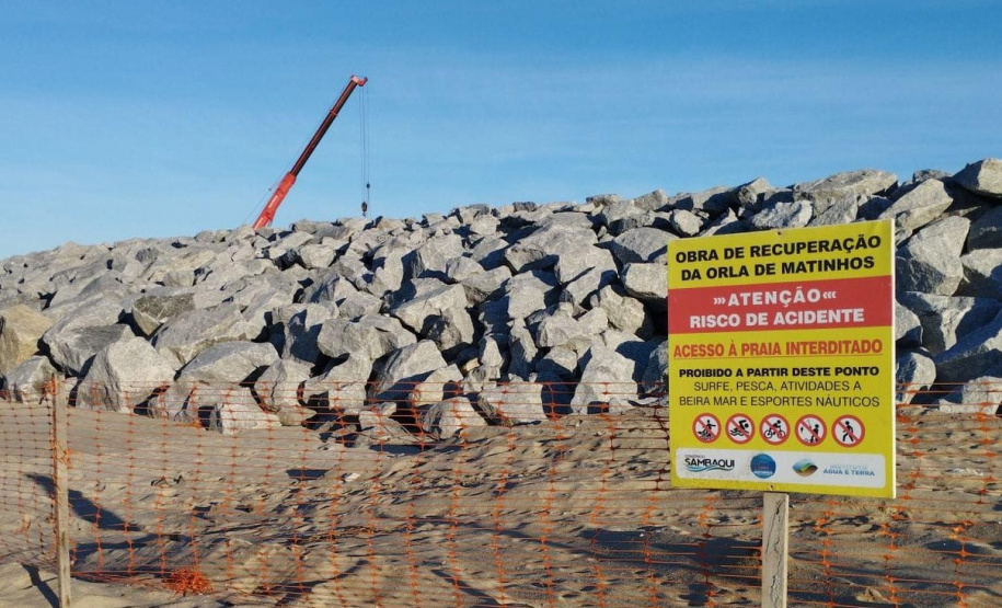Com o avanço das obras da recuperação da Orla de Matinhos para pontos mais centrais da cidade, o Instituto Água e Terra (IAT) reforça o pedido para que moradores e turistas sigam atentos aos avisos de segurança, evitando acidentes.