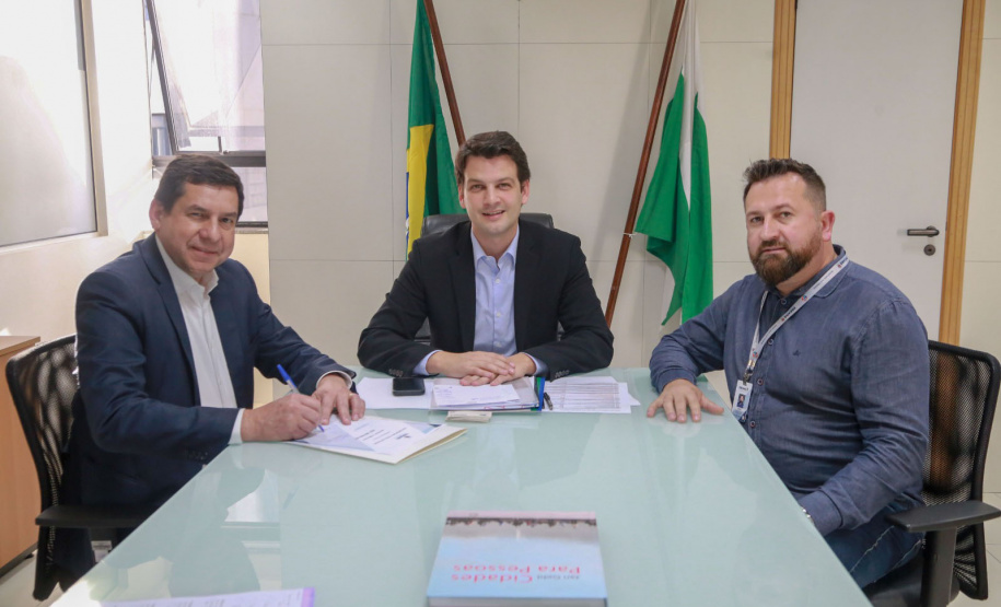 Governo entrega R$ 1,8 milhão para Terra Boa trocar luminárias convencionais por sistemas a LED