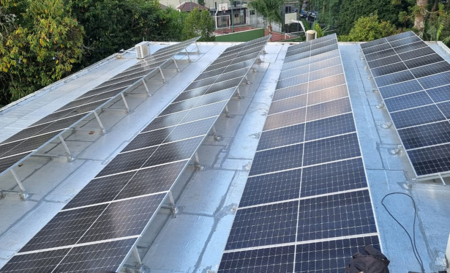 BRDE instala placas solares na agência de Curitiba em ação do Banco Verde