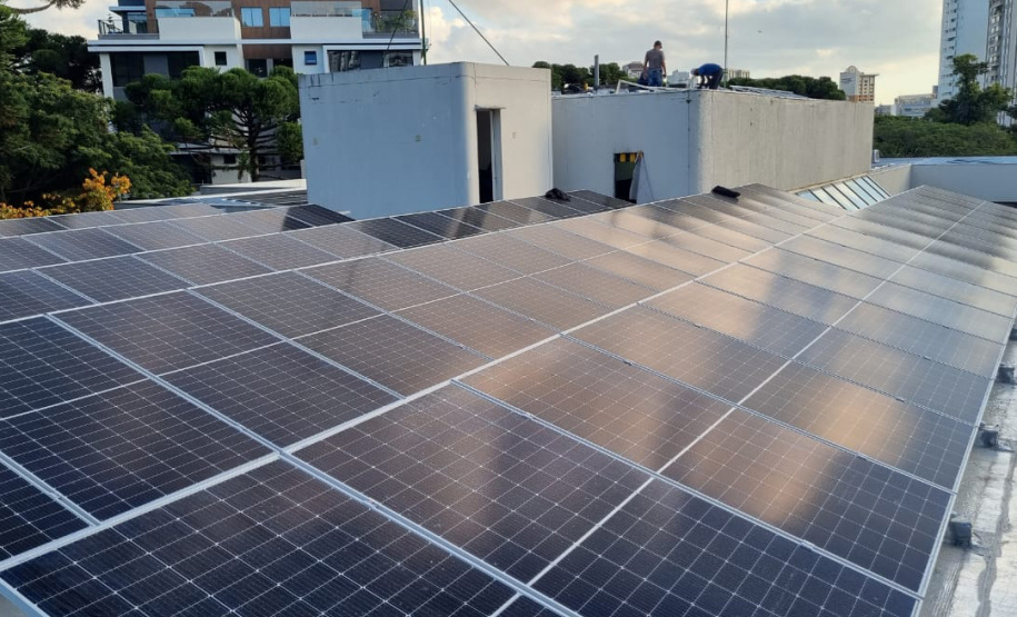 BRDE instala placas solares na agência de Curitiba em ação do Banco Verde