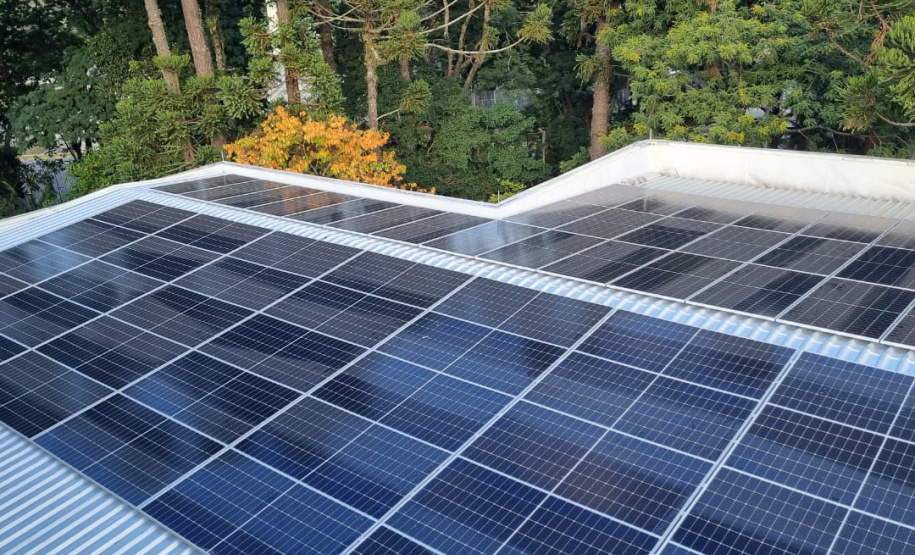 BRDE instala placas solares na agência de Curitiba em ação do Banco Verde