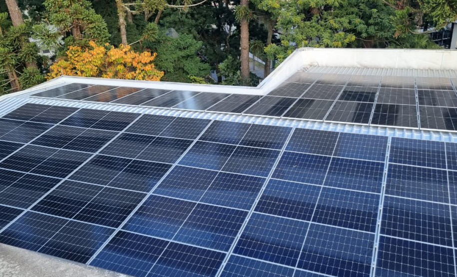 BRDE instala placas solares na agência de Curitiba em ação do Banco Verde