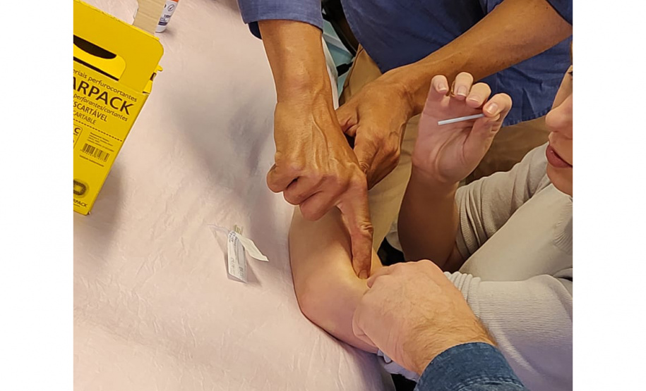 Paraná forma médicos da Atenção Primária para atuar com acupuntura no SUS