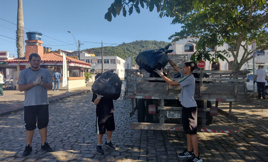 Alunos ajudaram a recolher mais de 2 toneladas de resíduos