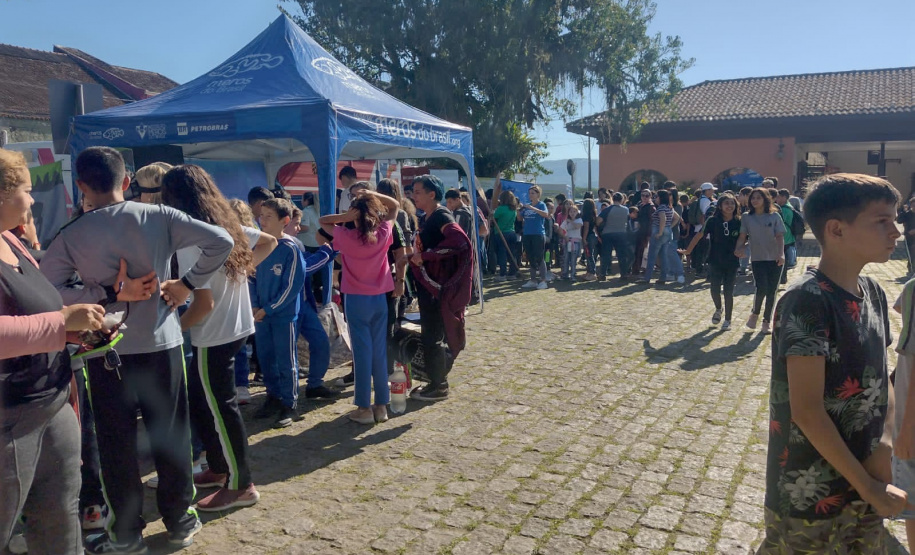 Alunos ajudaram a recolher mais de 2 toneladas de resíduos