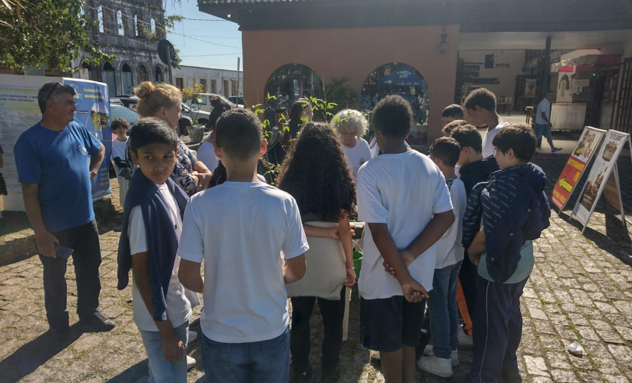 Alunos ajudaram a recolher mais de 2 toneladas de resíduos