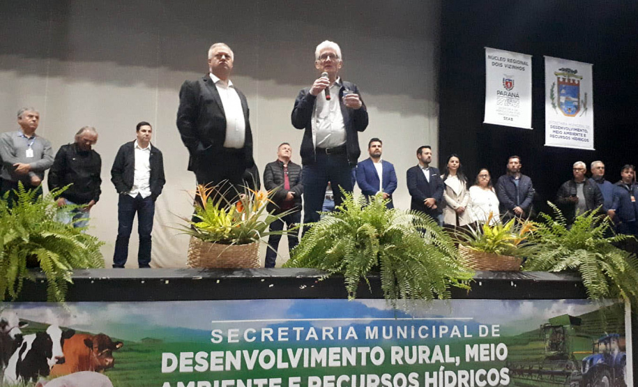 Secretário Norberto Ortigara e prefeito de Dois Vizinhos, Luiz Carlos Turatto, em evento sobre gripe aviária