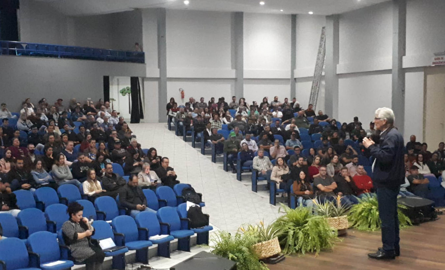 Secretário Norberto Ortigara e prefeito de Dois Vizinhos, Luiz Carlos Turatto, em evento sobre gripe aviária