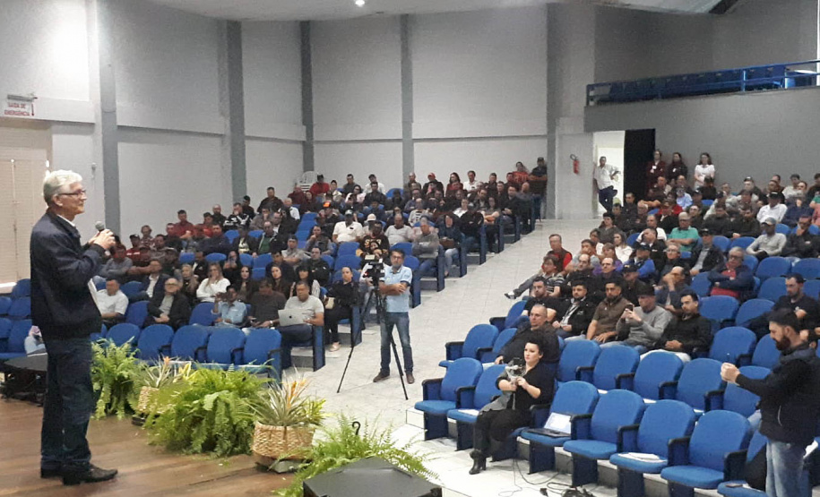 Secretário Norberto Ortigara e prefeito de Dois Vizinhos, Luiz Carlos Turatto, em evento sobre gripe aviária