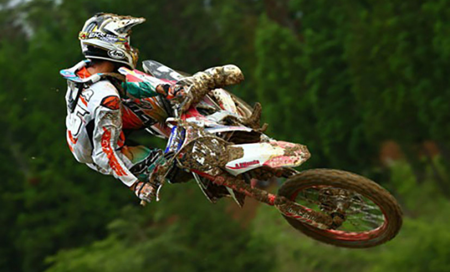 A Secretaria do Esporte do Estado do Paraná, juntamente com a Paraná Esporte e Centro de Memória do Esporte Paranaense, homenageia o atleta Eduardo Saçaki, o “Japonês Voador