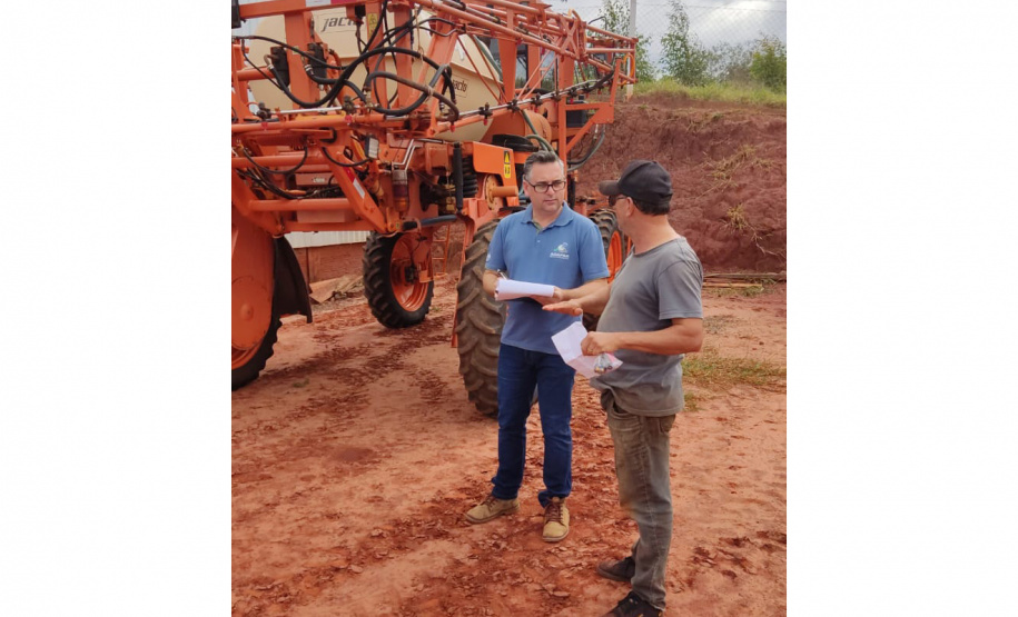 Adapar realiza inspeção preventiva de pulverizadores agrícolas no Noroeste