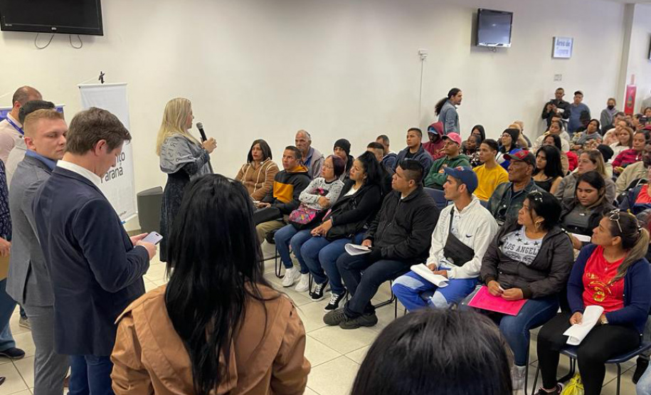 Mais de 500 pessoas participaram de Mutirão de Empregos para Migrantes em Curitiba