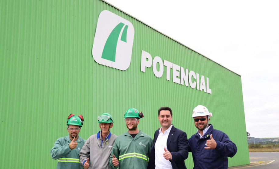 Lapa, 30 de junho de 2023 - O governador Carlos Massa Ratinho Jr., o vice-presidente Geraldo Alckimin e o presidemte do Grupo Potencial, Arnoldo Hammerschimidt lançam a pedra fundamental da esmagadora de soja para produção de biodiesel.