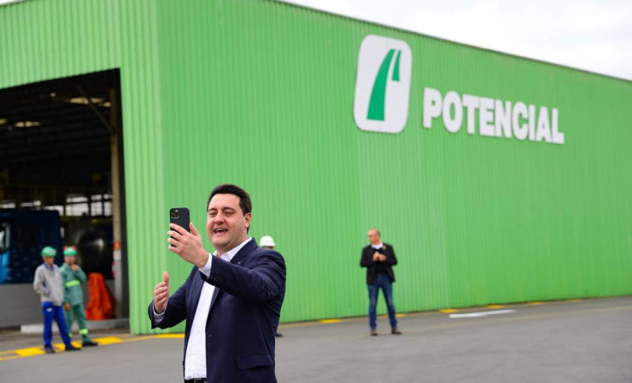 Lapa, 30 de junho de 2023 - O governador Carlos Massa Ratinho Jr., o vice-presidente Geraldo Alckimin e o presidemte do Grupo Potencial, Arnoldo Hammerschimidt lançam a pedra fundamental da esmagadora de soja para produção de biodiesel.