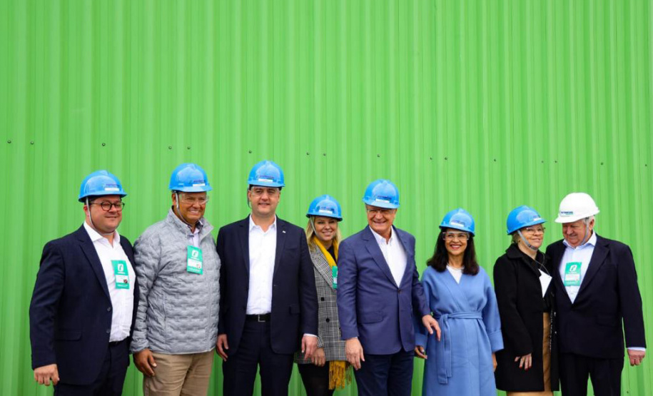 Lapa, 30 de junho de 2023 - O governador Carlos Massa Ratinho Jr., o vice-presidente Geraldo Alckimin e o presidemte do Grupo Potencial, Arnoldo Hammerschimidt lançam a pedra fundamental da esmagadora de soja para produção de biodiesel.