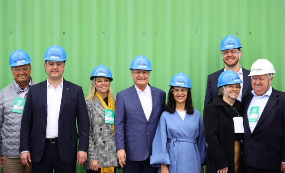 Lapa, 30 de junho de 2023 - O governador Carlos Massa Ratinho Jr., o vice-presidente Geraldo Alckimin e o presidemte do Grupo Potencial, Arnoldo Hammerschimidt lançam a pedra fundamental da esmagadora de soja para produção de biodiesel.