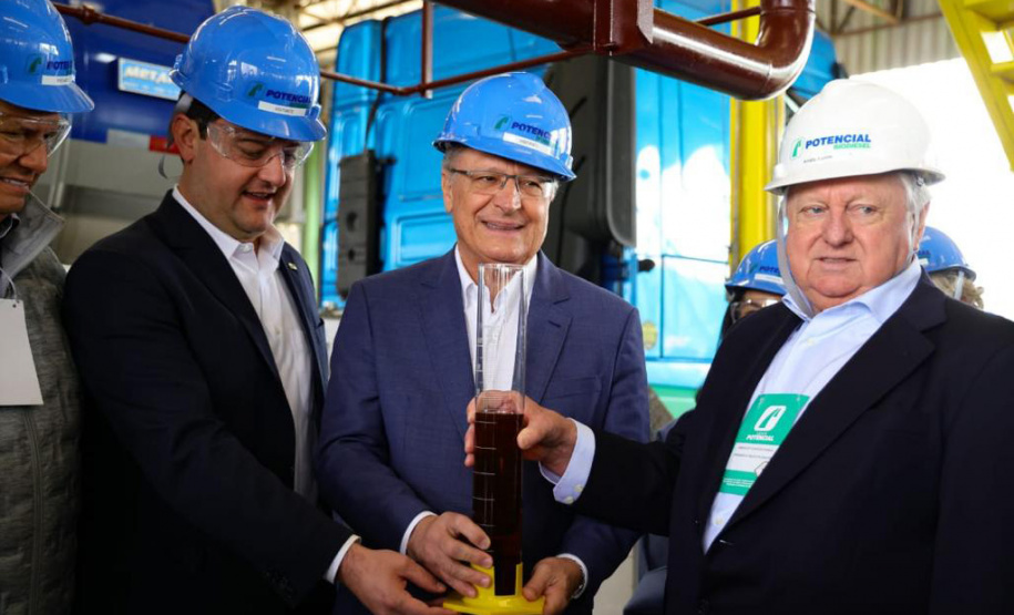 Lapa, 30 de junho de 2023 - O governador Carlos Massa Ratinho Jr., o vice-presidente Geraldo Alckimin e o presidemte do Grupo Potencial, Arnoldo Hammerschimidt lançam a pedra fundamental da esmagadora de soja para produção de biodiesel.