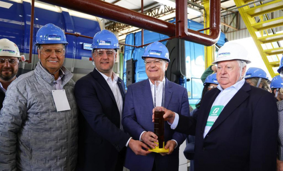 Lapa, 30 de junho de 2023 - O governador Carlos Massa Ratinho Jr., o vice-presidente Geraldo Alckimin e o presidemte do Grupo Potencial, Arnoldo Hammerschimidt lançam a pedra fundamental da esmagadora de soja para produção de biodiesel.