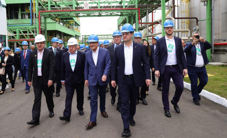 Lapa, 30 de junho de 2023 - O governador Carlos Massa Ratinho Jr., o vice-presidente Geraldo Alckimin e o presidemte do Grupo Potencial, Arnoldo Hammerschimidt lançam a pedra fundamental da esmagadora de soja para produção de biodiesel.