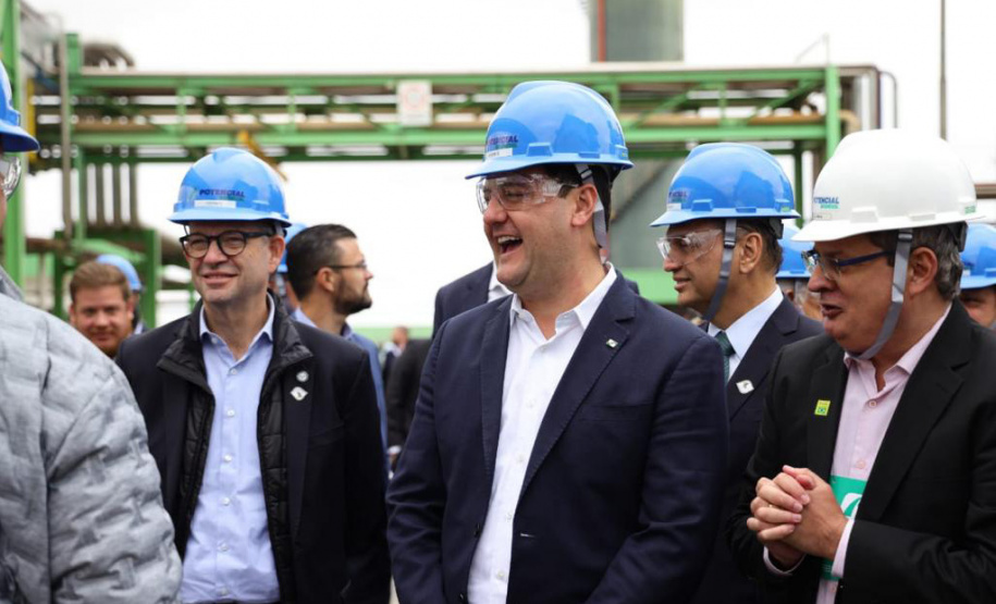 Lapa, 30 de junho de 2023 - O governador Carlos Massa Ratinho Jr., o vice-presidente Geraldo Alckimin e o presidemte do Grupo Potencial, Arnoldo Hammerschimidt lançam a pedra fundamental da esmagadora de soja para produção de biodiesel.
