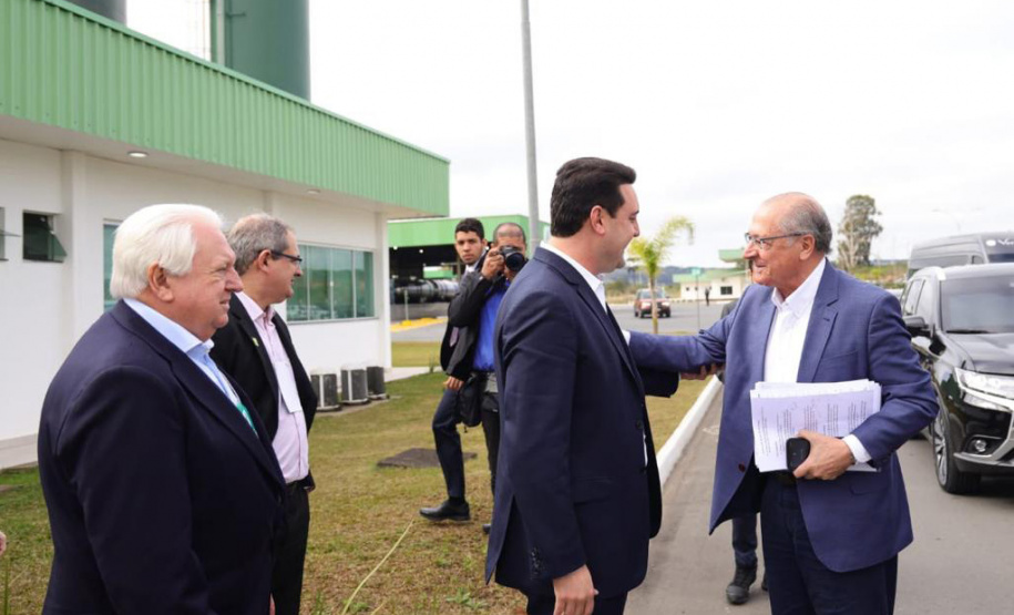 Lapa, 30 de junho de 2023 - O governador Carlos Massa Ratinho Jr., o vice-presidente Geraldo Alckimin e o presidemte do Grupo Potencial, Arnoldo Hammerschimidt lançam a pedra fundamental da esmagadora de soja para produção de biodiesel.
