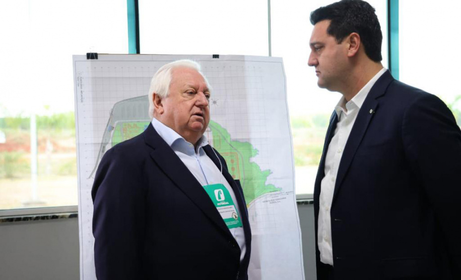 Lapa, 30 de junho de 2023 - O governador Carlos Massa Ratinho Jr., o vice-presidente Geraldo Alckimin e o presidemte do Grupo Potencial, Arnoldo Hammerschimidt lançam a pedra fundamental da esmagadora de soja para produção de biodiesel.