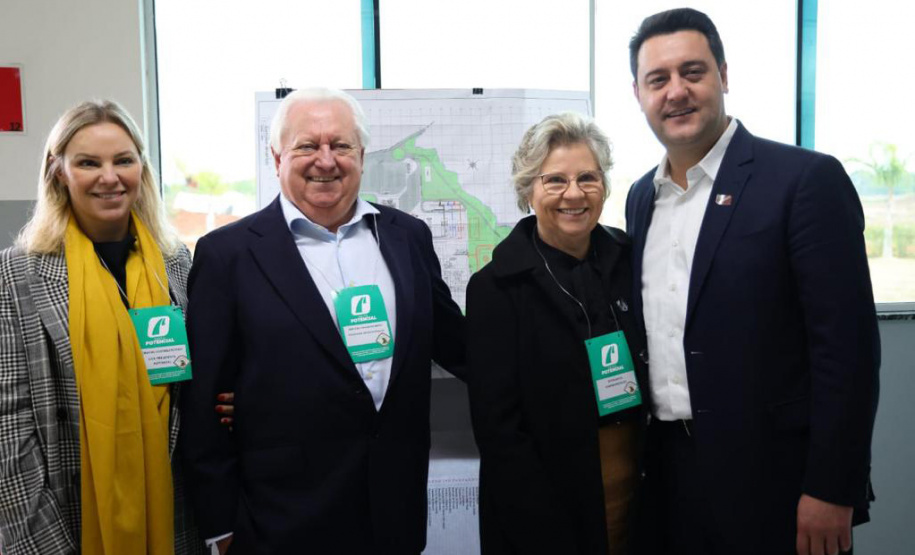 Lapa, 30 de junho de 2023 - O governador Carlos Massa Ratinho Jr., o vice-presidente Geraldo Alckimin e o presidemte do Grupo Potencial, Arnoldo Hammerschimidt lançam a pedra fundamental da esmagadora de soja para produção de biodiesel.