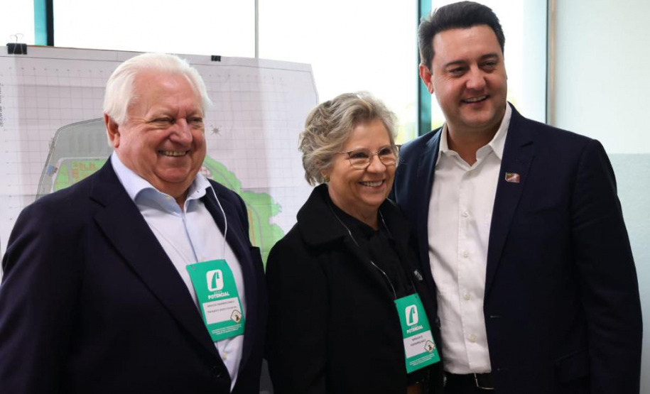 Lapa, 30 de junho de 2023 - O governador Carlos Massa Ratinho Jr., o vice-presidente Geraldo Alckimin e o presidemte do Grupo Potencial, Arnoldo Hammerschimidt lançam a pedra fundamental da esmagadora de soja para produção de biodiesel.