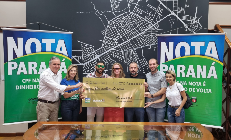 Agricultora de Paranavaí recebe cheque de R$ 1 milhão do Nota Paraná