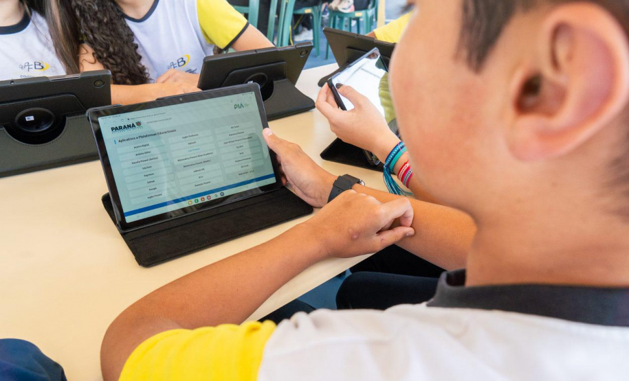 Secretário de Estado da Educação visita escola em Campo Largo e formaliza início de obras de reforma na instituição