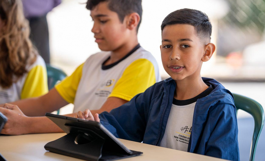 Secretário de Estado da Educação visita escola em Campo Largo e formaliza início de obras de reforma na instituição