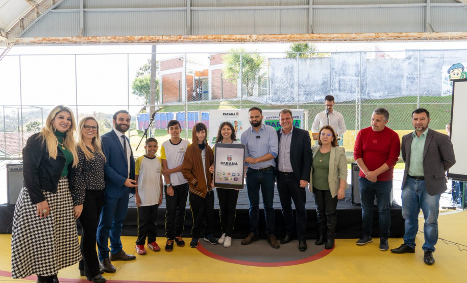Secretário de Estado da Educação visita escola em Campo Largo e formaliza início de obras de reforma na instituição
