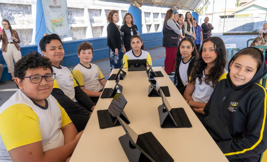 Secretário de Estado da Educação visita escola em Campo Largo e formaliza início de obras de reforma na instituição