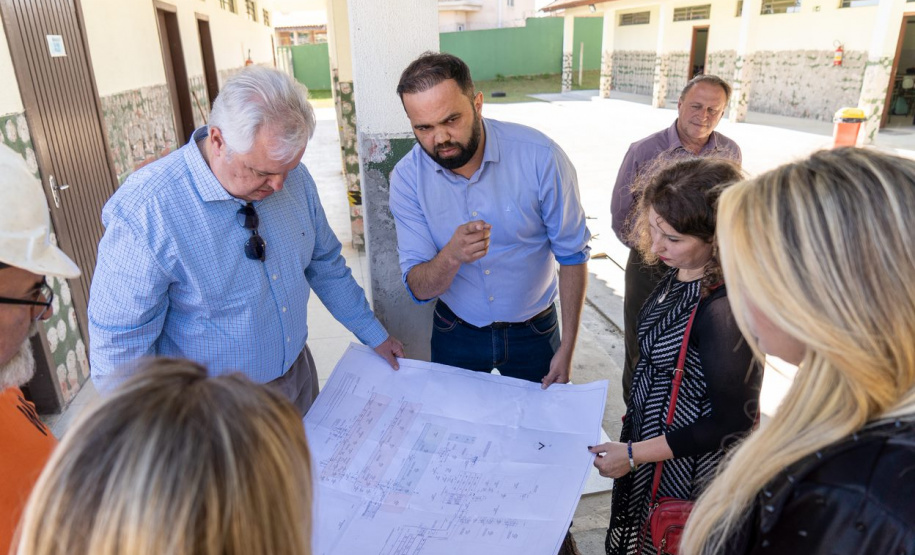Secretário de Estado da Educação visita escola em Campo Largo e formaliza início de obras de reforma na instituição