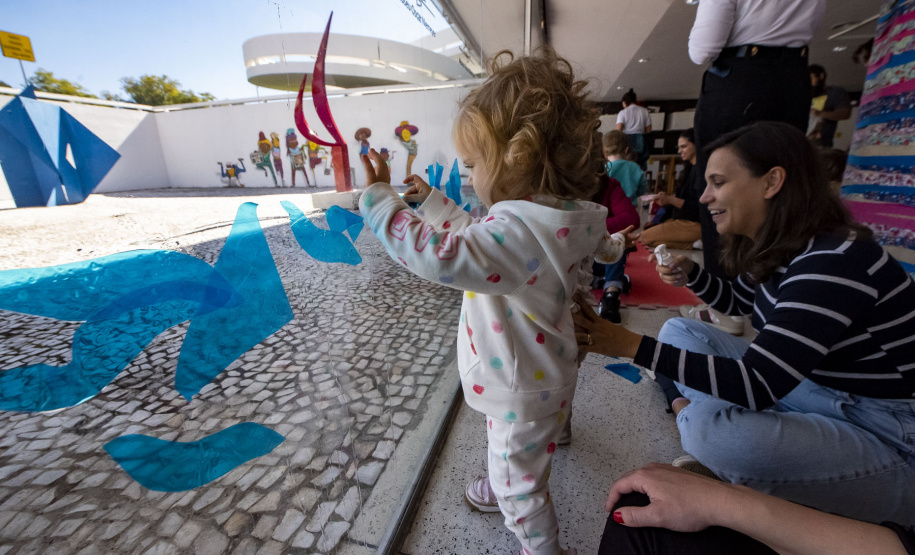 MON realiza oficina artística para crianças de 1 a 2 anos