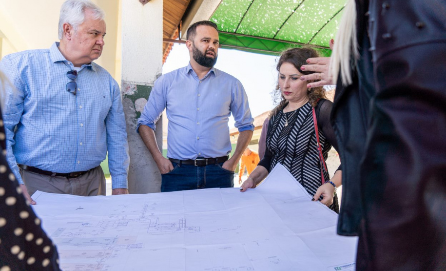 Secretário de Estado da Educação visita escola em Campo Largo e formaliza início de obras de reforma na instituição
