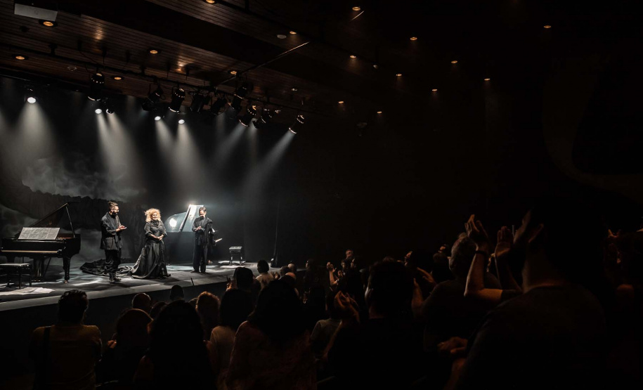 Curitiba recebe até este domingo (30) o espetáculo “A Aforista”, aclamado no Rio de Janeiro, São Paulo, Brasília e Belo Horizonte pela crítica e público.