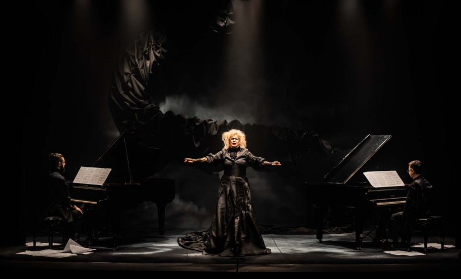 Curitiba recebe até este domingo (30) o espetáculo “A Aforista”, aclamado no Rio de Janeiro, São Paulo, Brasília e Belo Horizonte pela crítica e público.