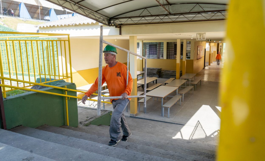 Secretário de Estado da Educação visita escola em Campo Largo e formaliza início de obras de reforma na instituição