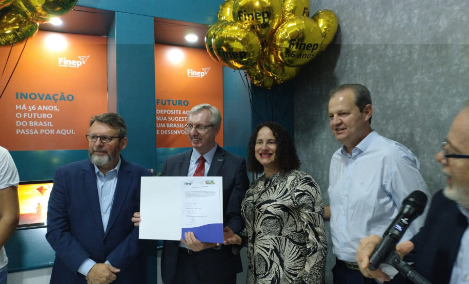 Diretor do BRDE PR; Wilson Bley Lipski, presidente da Finep Celso Pansera, ministra do MCTI Luciana Santos e secretário estadual da Ciência, Tecnologia e Ensino Superior Aldo Nelson Bona