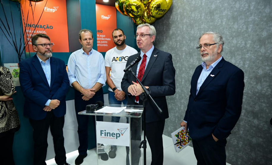 Diretor do BRDE PR; Wilson Bley Lipski, presidente da Finep Celso Pansera, ministra do MCTI Luciana Santos e secretário estadual da Ciência, Tecnologia e Ensino Superior Aldo Nelson Bona