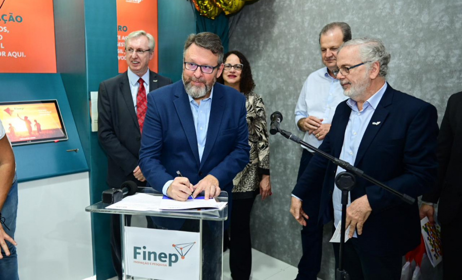 Diretor do BRDE PR; Wilson Bley Lipski, presidente da Finep Celso Pansera, ministra do MCTI Luciana Santos e secretário estadual da Ciência, Tecnologia e Ensino Superior Aldo Nelson Bona