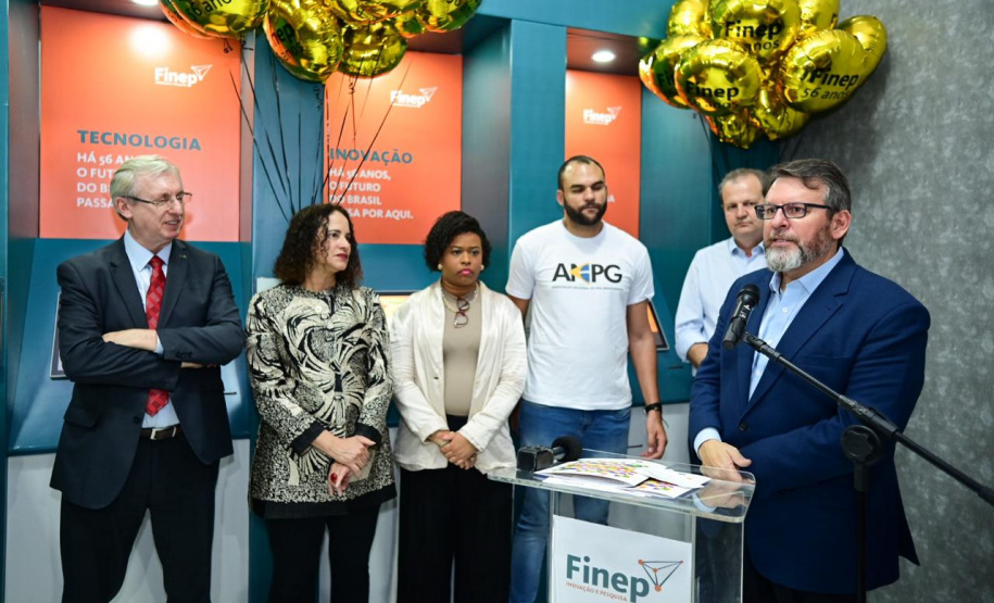 Diretor do BRDE PR; Wilson Bley Lipski, presidente da Finep Celso Pansera, ministra do MCTI Luciana Santos e secretário estadual da Ciência, Tecnologia e Ensino Superior Aldo Nelson Bona