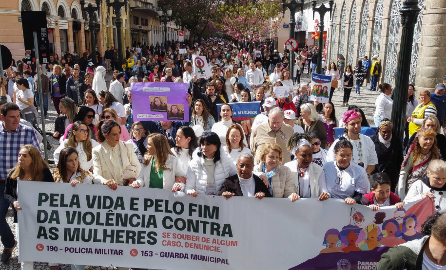 Curitiba, 22 de julho de 2023 - Dentro da programação da Campanha Paraná Unido no Combate ao Feminicídio, promovido pelo Governo do Estado, aconteceu caminhada pela Rua XV de Novembro, centro de Curitiba, com a participação da modelo Luiza Brunet.