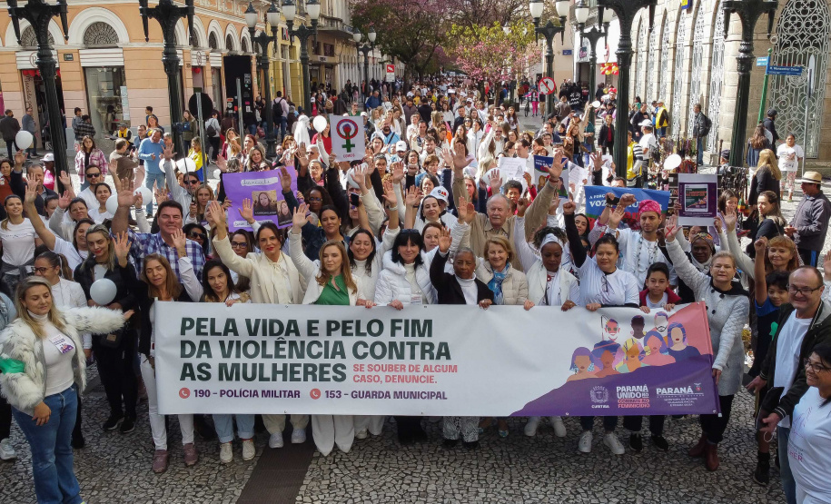 Curitiba, 22 de julho de 2023 - Dentro da programação da Campanha Paraná Unido no Combate ao Feminicídio, promovido pelo Governo do Estado, aconteceu caminhada pela Rua XV de Novembro, centro de Curitiba, com a participação da modelo Luiza Brunet.