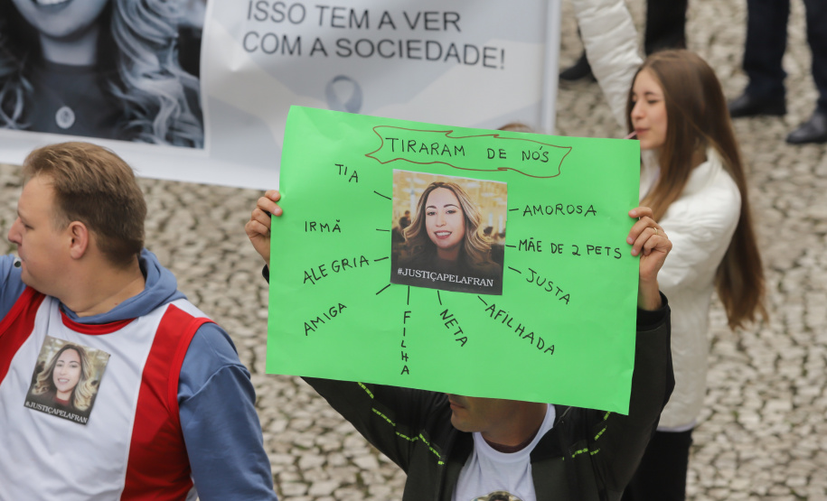 Curitiba, 22 de julho de 2023 - Dentro da programação da Campanha Paraná Unido no Combate ao Feminicídio, promovido pelo Governo do Estado, aconteceu caminhada pela Rua XV de Novembro, centro de Curitiba, com a participação da modelo Luiza Brunet.