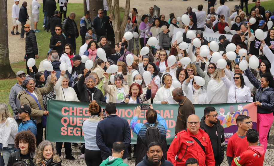 Curitiba, 22 de julho de 2023 - Dentro da programação da Campanha Paraná Unido no Combate ao Feminicídio, promovido pelo Governo do Estado, aconteceu caminhada pela Rua XV de Novembro, centro de Curitiba, com a participação da modelo Luiza Brunet.
